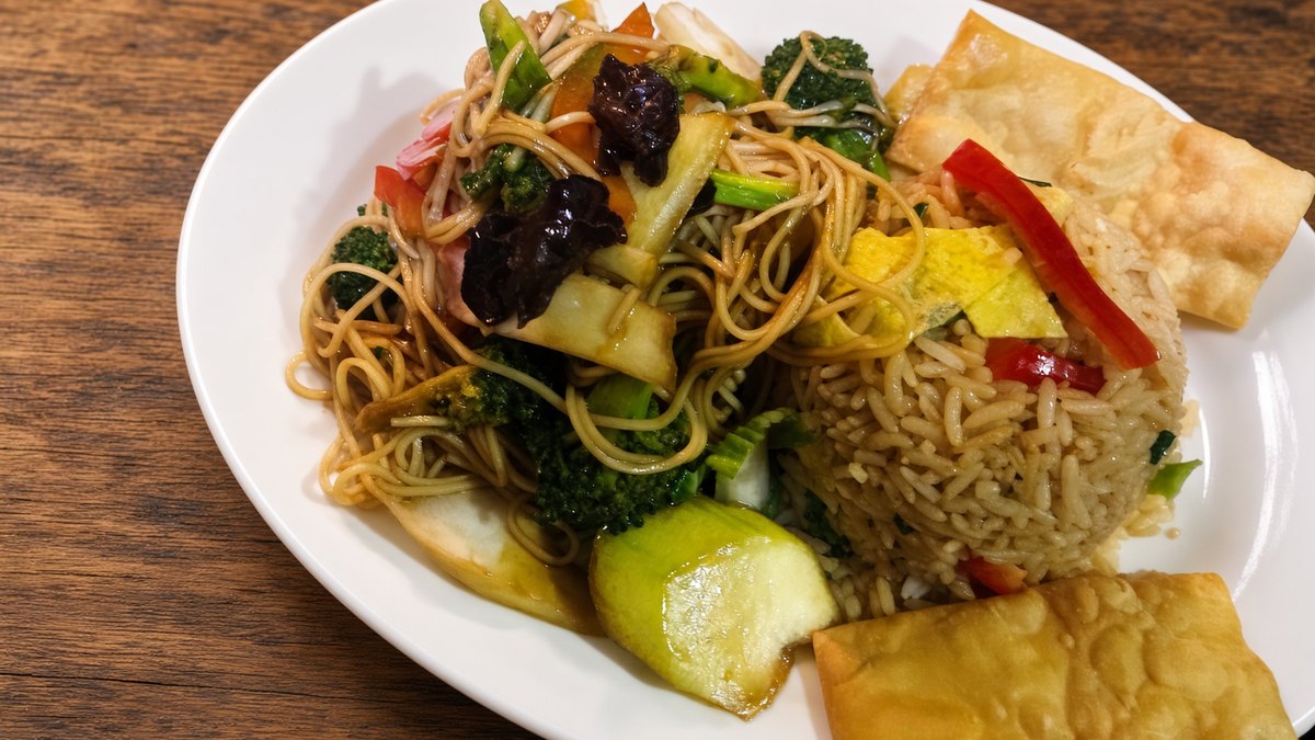 Tallarín vegetariano c/ chaufa en Chifa Yuan Fen