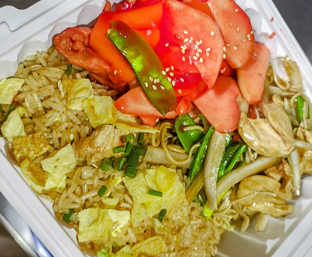 Tallarín + pollo c/ piña + chaufa en Chifa Yuan Fen